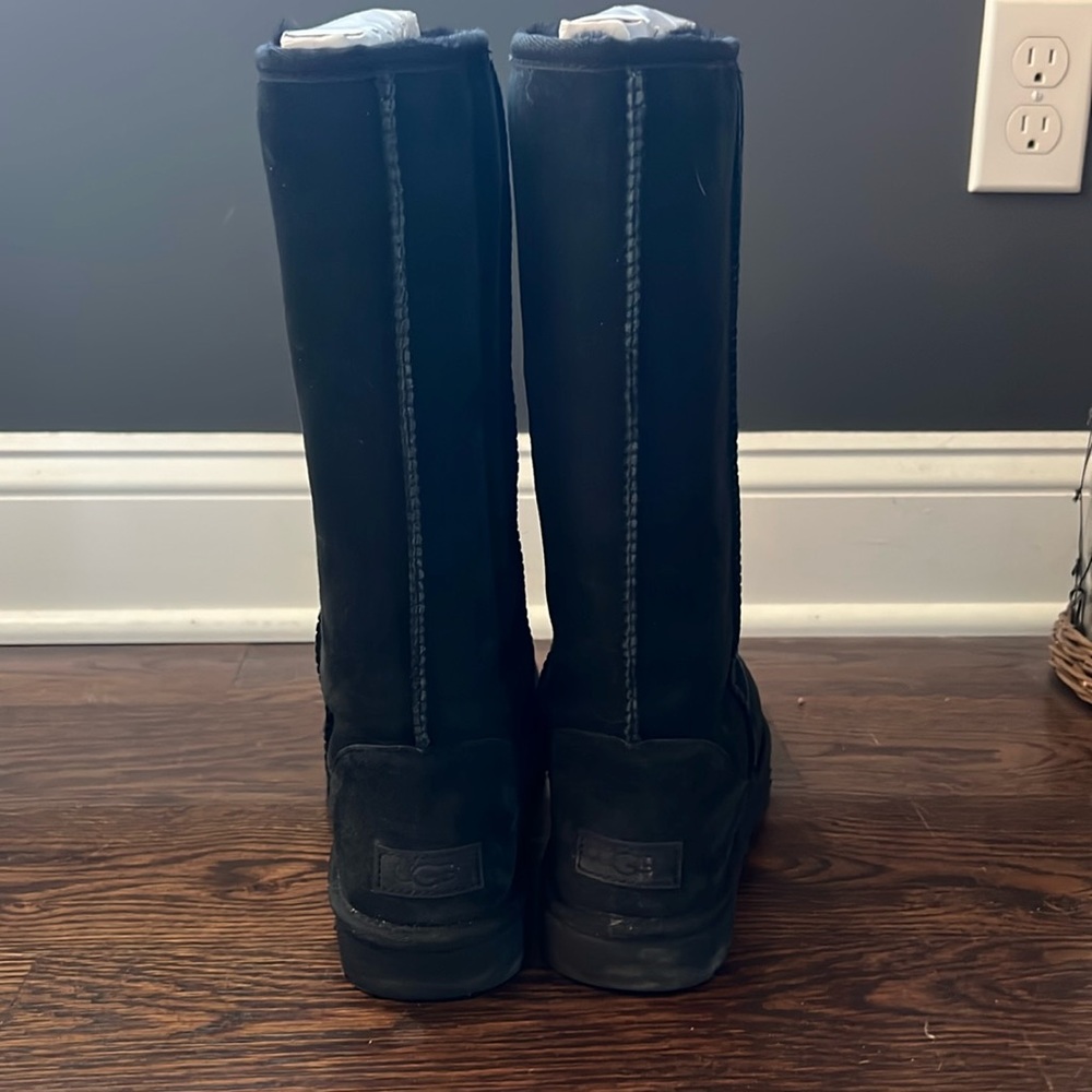 Women’s size 9 tall black UGGS.